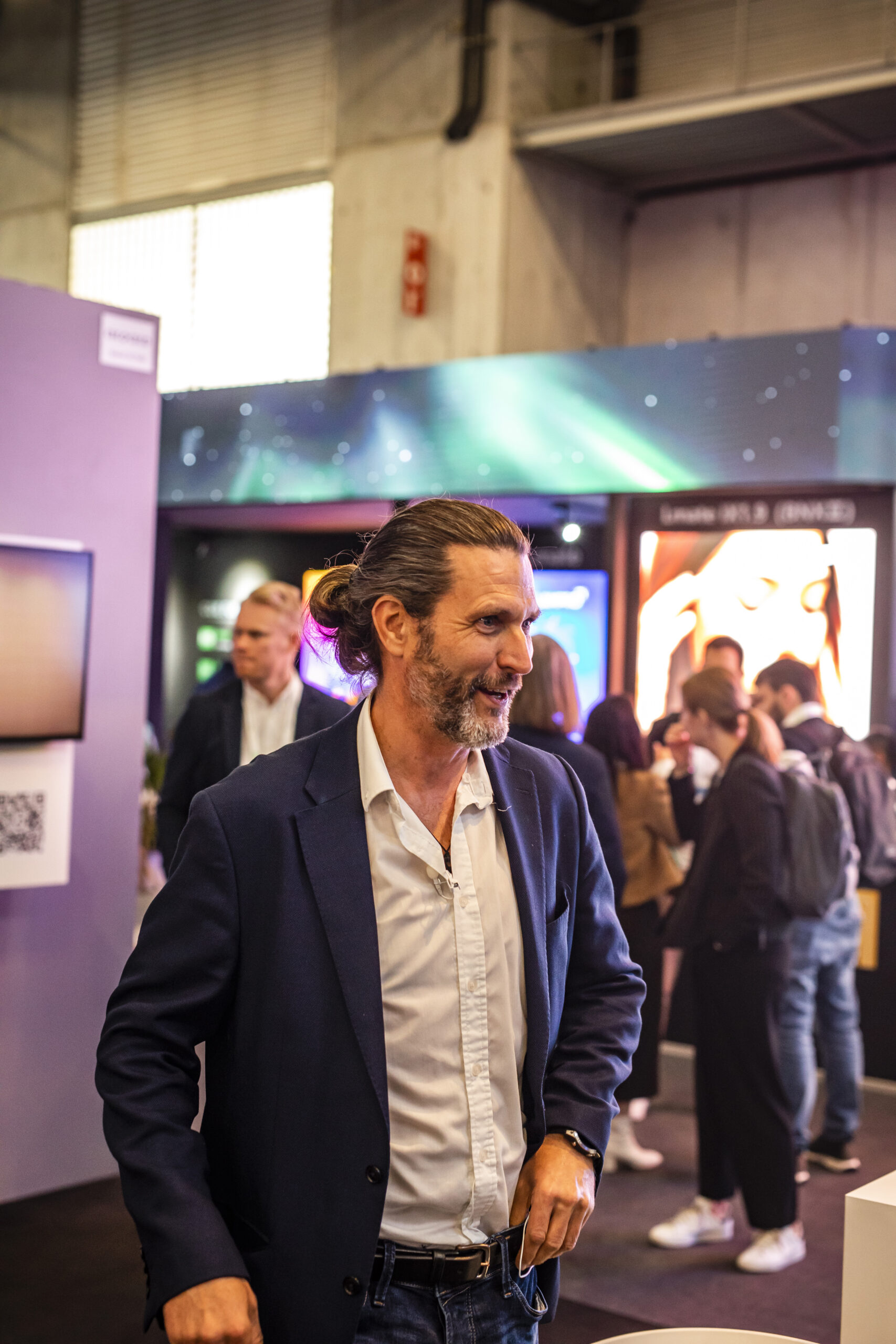 Trade show magician Sieko performing close-up magic on an exhibition floor