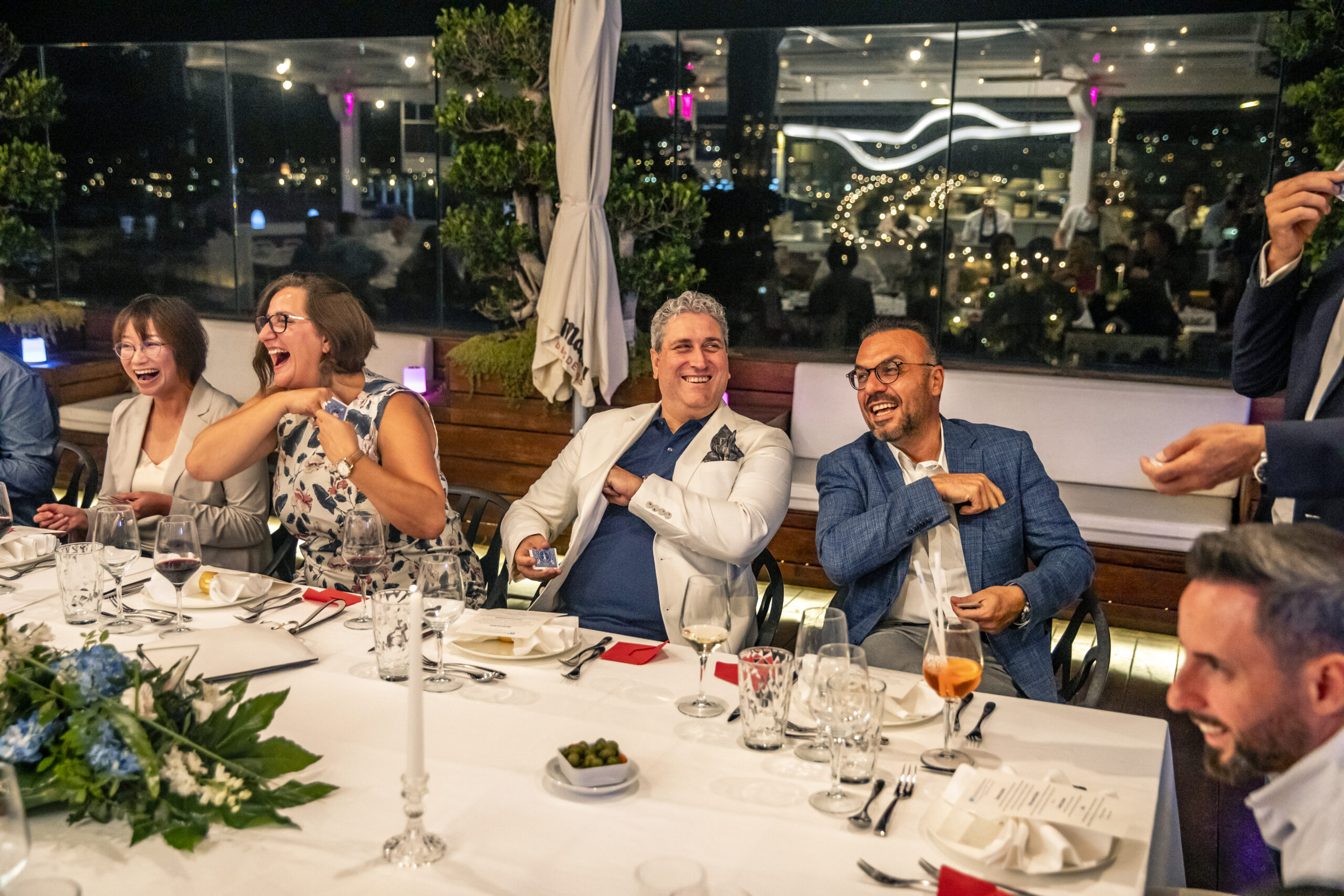 Guests reacting during Sieko's close-up magic performance at a corporate event