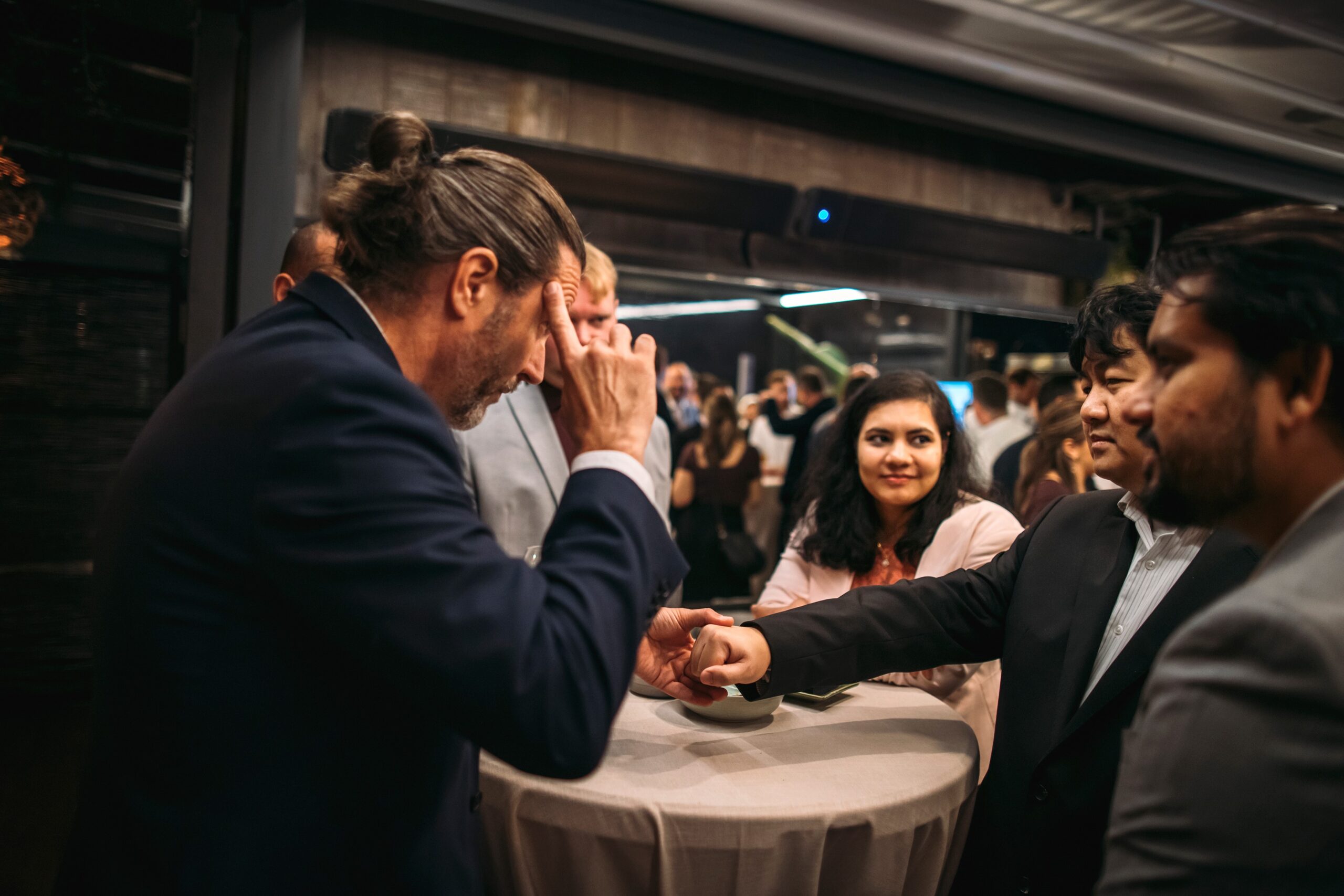 Corporate magician Nice creating interactive close-up moments for event guests
